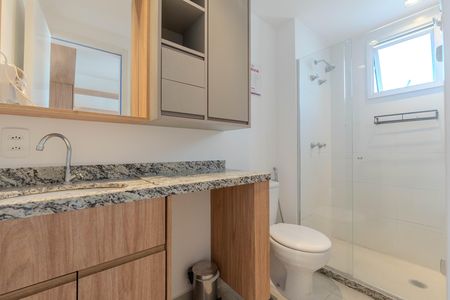 Banheiro de kitnet/studio para alugar com 1 quarto, 27m² em Bela Vista, São Paulo