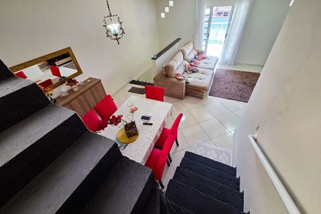 Casa de condomínio para alugar com 244m², 3 quartos e sem vaga Casa de condomínio para alugar com 244m², 3 quartos e sem vagaEscada