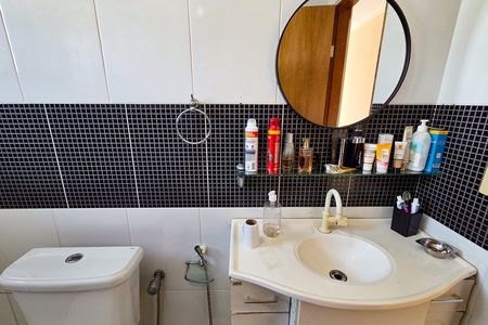 Banheiro de casa de condomínio para alugar com 3 quartos, 143m² em Jardim Aloha, Praia Grande
