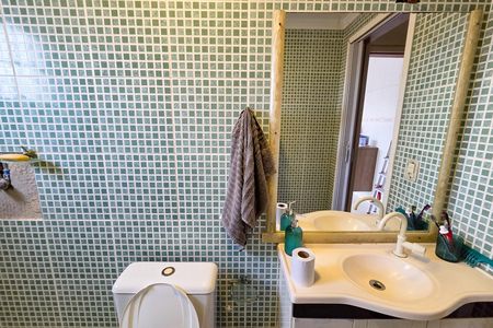 Casa de condomínio para alugar com 244m², 3 quartos e sem vaga Casa de condomínio para alugar com 244m², 3 quartos e sem vagaBanheiro da Suíte 1