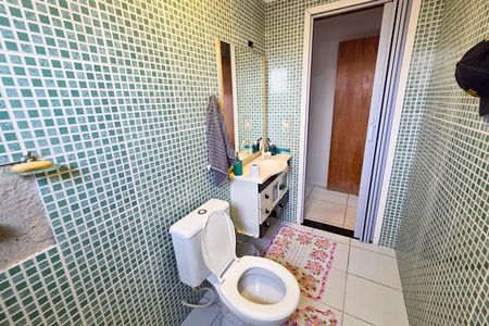 Casa de condomínio para alugar com 244m², 3 quartos e sem vaga Casa de condomínio para alugar com 244m², 3 quartos e sem vagaBanheiro da Suíte 1