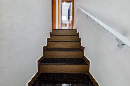 Casa de condomínio para alugar com 70m², 2 quartos e 1 vaga Casa de condomínio para alugar com 70m², 2 quartos e 1 vagaEscada