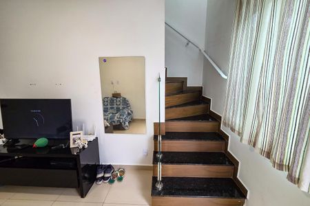 Sala de casa de condomínio para alugar com 2 quartos, 70m² em Vila Tupi, Praia Grande