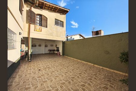 Casa à venda com 230m², 3 quartos e 6 vagas Casa à venda com 230m², 3 quartos e 6 vagasQuintal