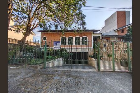 Casa à venda com 230m², 3 quartos e 6 vagas Casa à venda com 230m², 3 quartos e 6 vagasFachada