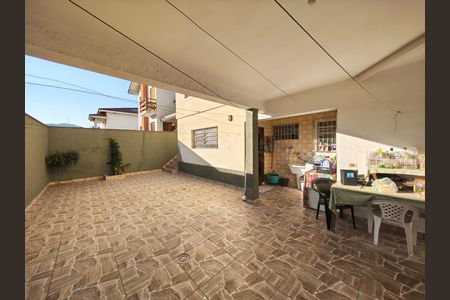 Casa à venda com 230m², 3 quartos e 6 vagas Casa à venda com 230m², 3 quartos e 6 vagasQuintal