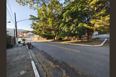 Casa à venda com 230m², 3 quartos e 6 vagas Casa à venda com 230m², 3 quartos e 6 vagasVista da Rua