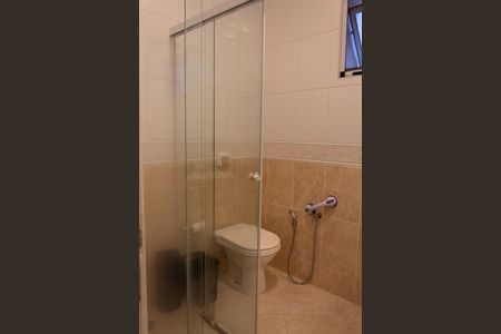 Banheiro social de casa de condomínio à venda com 5 quartos, 350m² em Vila Elvira, São Paulo