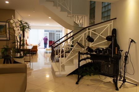 Sala de casa de condomínio à venda com 5 quartos, 350m² em Vila Elvira, São Paulo