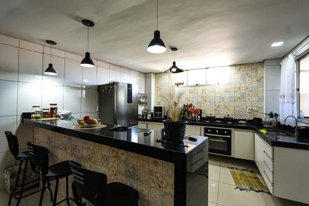 Casa para alugar com 240m², 4 quartos e 1 vagaCozinha