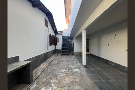 Quintal de casa à venda com 3 quartos, 180m² em Serrano, Belo Horizonte