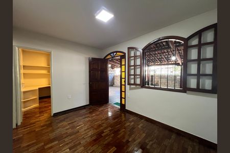 Casa à venda com 3 quartos, 180m² em Serrano, Belo Horizonte