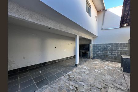 Quintal de casa à venda com 3 quartos, 180m² em Serrano, Belo Horizonte