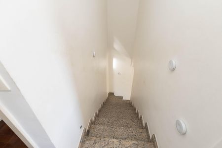 Casa de condomínio para alugar com 200m², 3 quartos e 2 vagas Casa de condomínio para alugar com 200m², 3 quartos e 2 vagasEscada