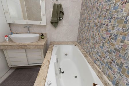 Casa de condomínio para alugar com 200m², 3 quartos e 2 vagas Casa de condomínio para alugar com 200m², 3 quartos e 2 vagasBanheiro da Suíte
