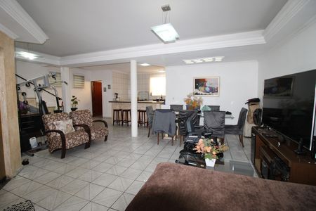 Casa à venda com 3 quartos, 370m² em Jardim Nossa Senhora do Carmo, São Paulo
