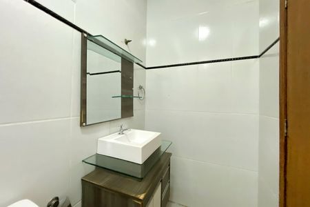Banheiro de casa para alugar com 3 quartos, 100m² em Sagrada Família, Belo Horizonte