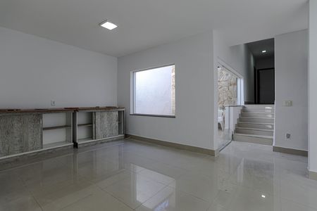 Casa para alugar com 200m², 3 quartos e 4 vagas Casa para alugar com 200m², 3 quartos e 4 vagasSala