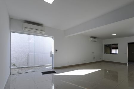 Casa para alugar com 200m², 3 quartos e 4 vagas Casa para alugar com 200m², 3 quartos e 4 vagasSala