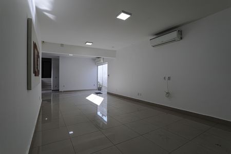 Casa para alugar com 200m², 3 quartos e 4 vagas Casa para alugar com 200m², 3 quartos e 4 vagasSala