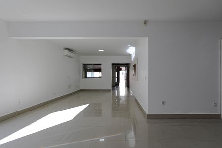 Casa para alugar com 200m², 3 quartos e 4 vagas Casa para alugar com 200m², 3 quartos e 4 vagasSala