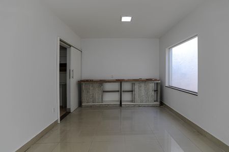 Casa para alugar com 200m², 3 quartos e 4 vagas Casa para alugar com 200m², 3 quartos e 4 vagasSala