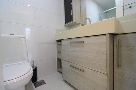 Banheiro da suíte de apartamento para alugar com 3 quartos, 90m² em Barra Olímpica, Rio de Janeiro