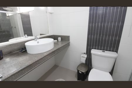 Banheiro da Suíte 2 de casa de condomínio para alugar com 4 quartos, 104m² em Ogiva, Cabo Frio