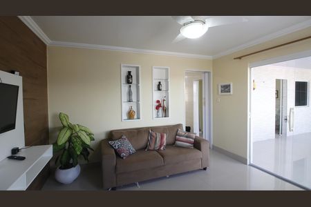 Sala de casa de condomínio para alugar com 4 quartos, 104m² em Ogiva, Cabo Frio