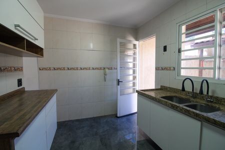Cozinha de casa de condomínio para alugar com 2 quartos, 69m² em Jardim Amaralina, São Paulo