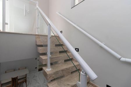 Apartamento à venda com 142m², 3 quartos e 2 vagas Apartamento à venda com 142m², 3 quartos e 2 vagasEscada