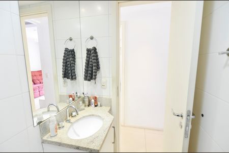 Apartamento à venda com 77m², 2 quartos e 1 vaga Apartamento à venda com 77m², 2 quartos e 1 vagaBanheiro social