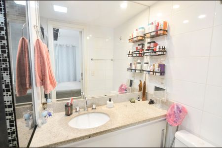 Apartamento à venda com 77m², 2 quartos e 1 vaga Apartamento à venda com 77m², 2 quartos e 1 vagaBanheiro da suíte