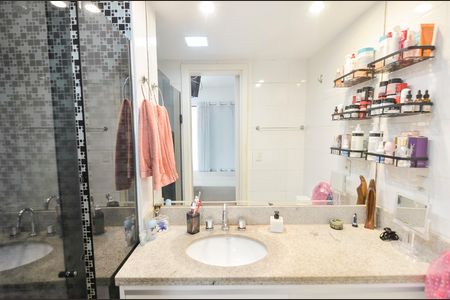 Apartamento à venda com 77m², 2 quartos e 1 vaga Apartamento à venda com 77m², 2 quartos e 1 vagaBanheiro da suíte