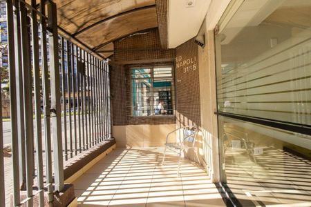 Hall de entrada de apartamento à venda com 1 quarto, 65m² em Centro, Curitiba