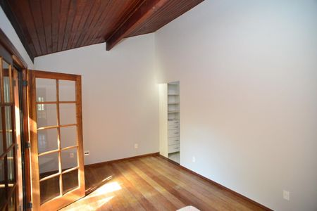 Casa de condomínio à venda com 304m², 4 quartos e 2 vagas Casa de condomínio à venda com 304m², 4 quartos e 2 vagasSuíte