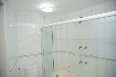 Casa de condomínio à venda com 304m², 4 quartos e 2 vagas Casa de condomínio à venda com 304m², 4 quartos e 2 vagasBanheiro Suíte