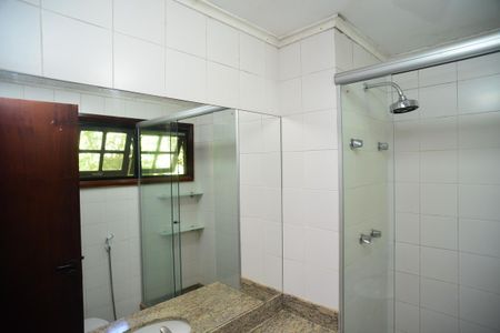 Casa de condomínio à venda com 304m², 4 quartos e 2 vagas Casa de condomínio à venda com 304m², 4 quartos e 2 vagasBanheiro Social