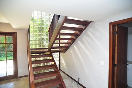 Casa de condomínio à venda com 304m², 4 quartos e 2 vagas Casa de condomínio à venda com 304m², 4 quartos e 2 vagasEscada de Acesso