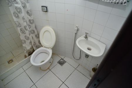 Casa de condomínio à venda com 304m², 4 quartos e 2 vagas Casa de condomínio à venda com 304m², 4 quartos e 2 vagasBanheiro de Serviço
