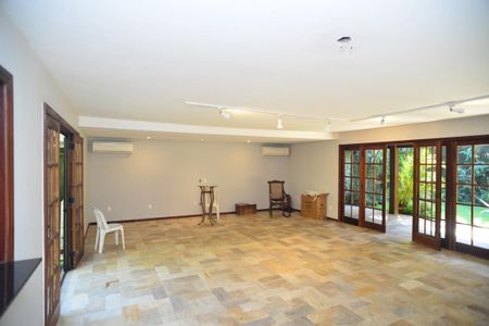 Casa de condomínio à venda com 304m², 4 quartos e 2 vagas Casa de condomínio à venda com 304m², 4 quartos e 2 vagasSala