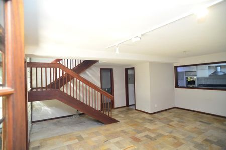Casa de condomínio à venda com 304m², 4 quartos e 2 vagas Casa de condomínio à venda com 304m², 4 quartos e 2 vagasSala