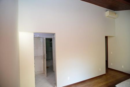 Casa de condomínio à venda com 304m², 4 quartos e 2 vagas Casa de condomínio à venda com 304m², 4 quartos e 2 vagasSuíte