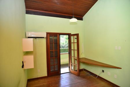 Casa de condomínio à venda com 304m², 4 quartos e 2 vagas Casa de condomínio à venda com 304m², 4 quartos e 2 vagasQuarto 2