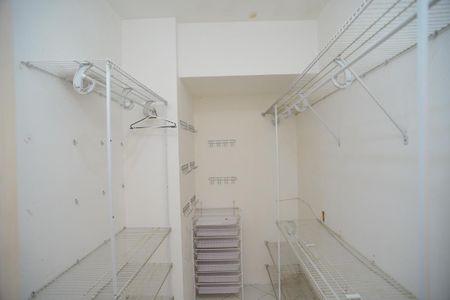 Casa de condomínio à venda com 304m², 4 quartos e 2 vagas Casa de condomínio à venda com 304m², 4 quartos e 2 vagasCloset