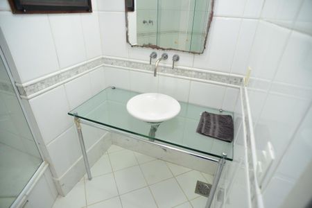 Casa de condomínio à venda com 304m², 4 quartos e 2 vagas Casa de condomínio à venda com 304m², 4 quartos e 2 vagasBanheiro Suíte