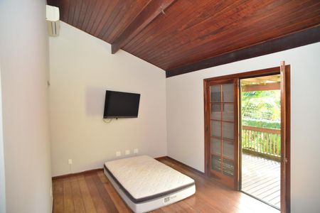 Casa de condomínio à venda com 304m², 4 quartos e 2 vagas Casa de condomínio à venda com 304m², 4 quartos e 2 vagasSuíte