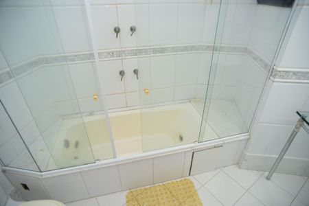 Casa de condomínio à venda com 304m², 4 quartos e 2 vagas Casa de condomínio à venda com 304m², 4 quartos e 2 vagasBanheiro Suíte