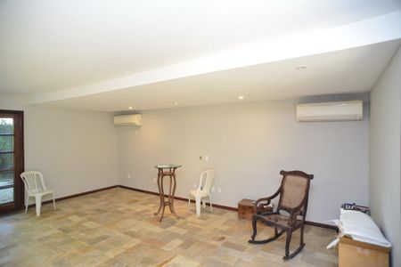 Casa de condomínio à venda com 304m², 4 quartos e 2 vagas Casa de condomínio à venda com 304m², 4 quartos e 2 vagasSala