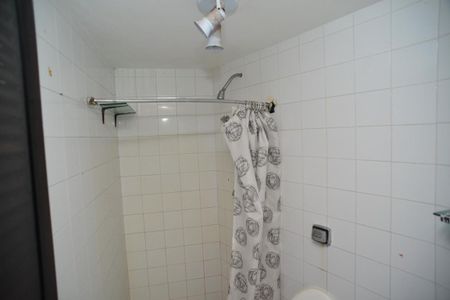 Casa de condomínio à venda com 304m², 4 quartos e 2 vagas Casa de condomínio à venda com 304m², 4 quartos e 2 vagasBanheiro de Serviço